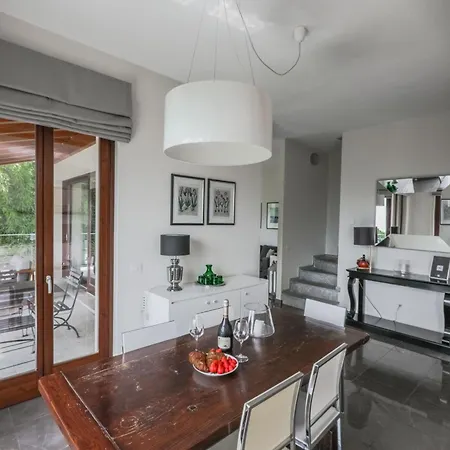 Semesterbostad Elena *